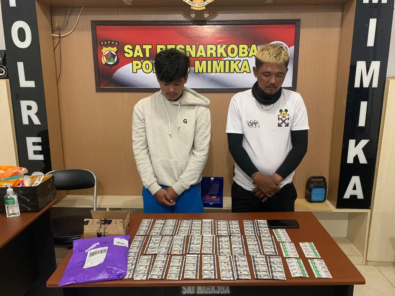 Ilustrasi berita Mimika: Pengedar Obat Terlarang di Timika Ditangkap Saat Ambil Paket di Jasa Pengiriman, Pelaku Pasangan Suami Istri