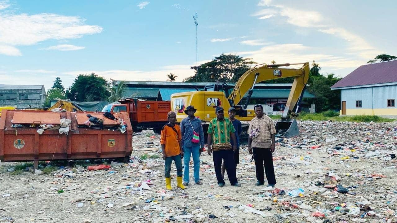 Ilustrasi berita Mimika: Selama Dua Hari, 300 Ton Sampah di Kantor DLH Lama Imbas Pemalangan TPA Iwaka Berhasil Dipindahkan