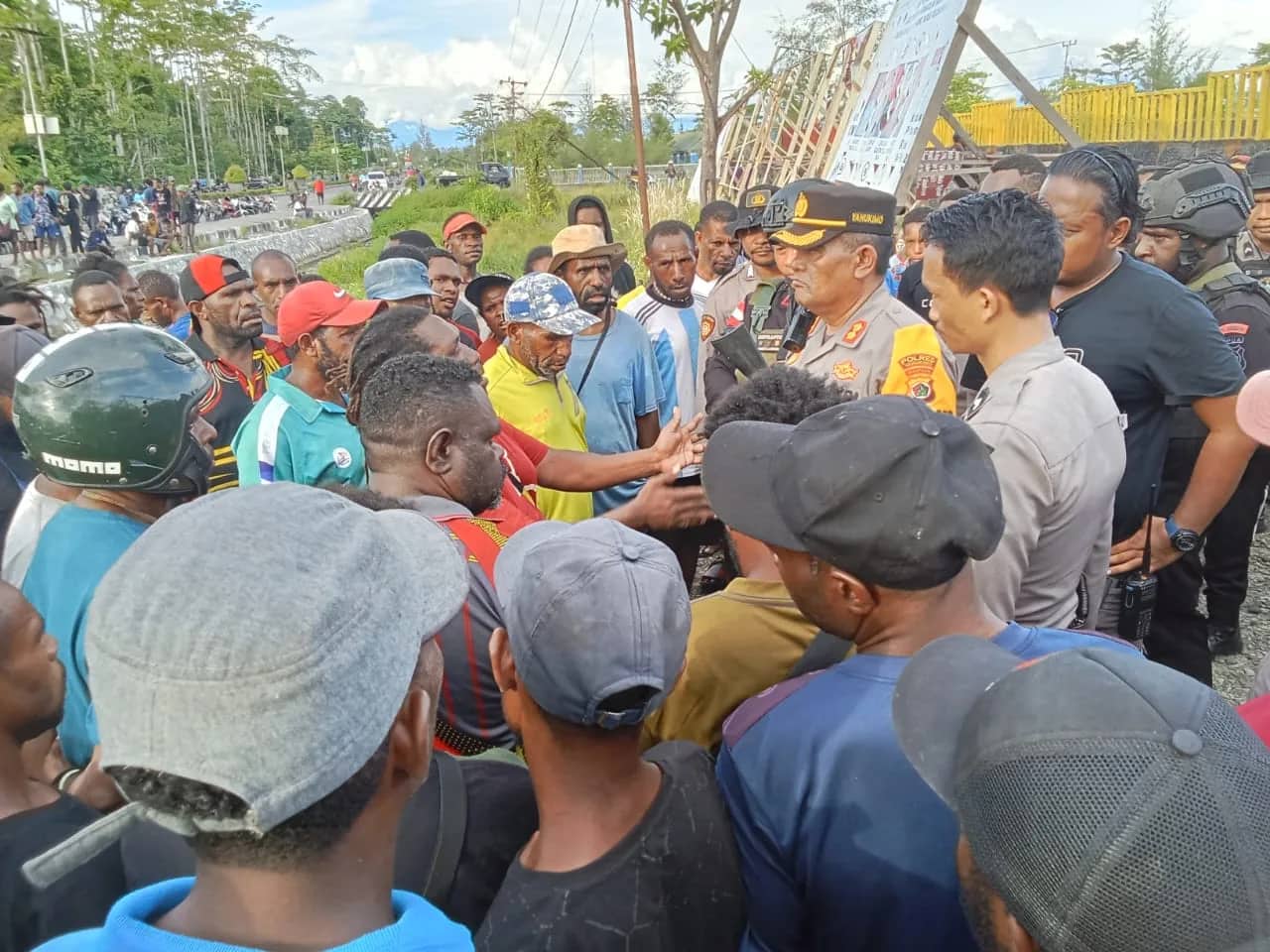 Ilustrasi berita Papua: Tuntut Pemilihan Suara Ulang, Massa Pendukung Caleg Rusak Kantor KPU Kabupaten Yahukimo