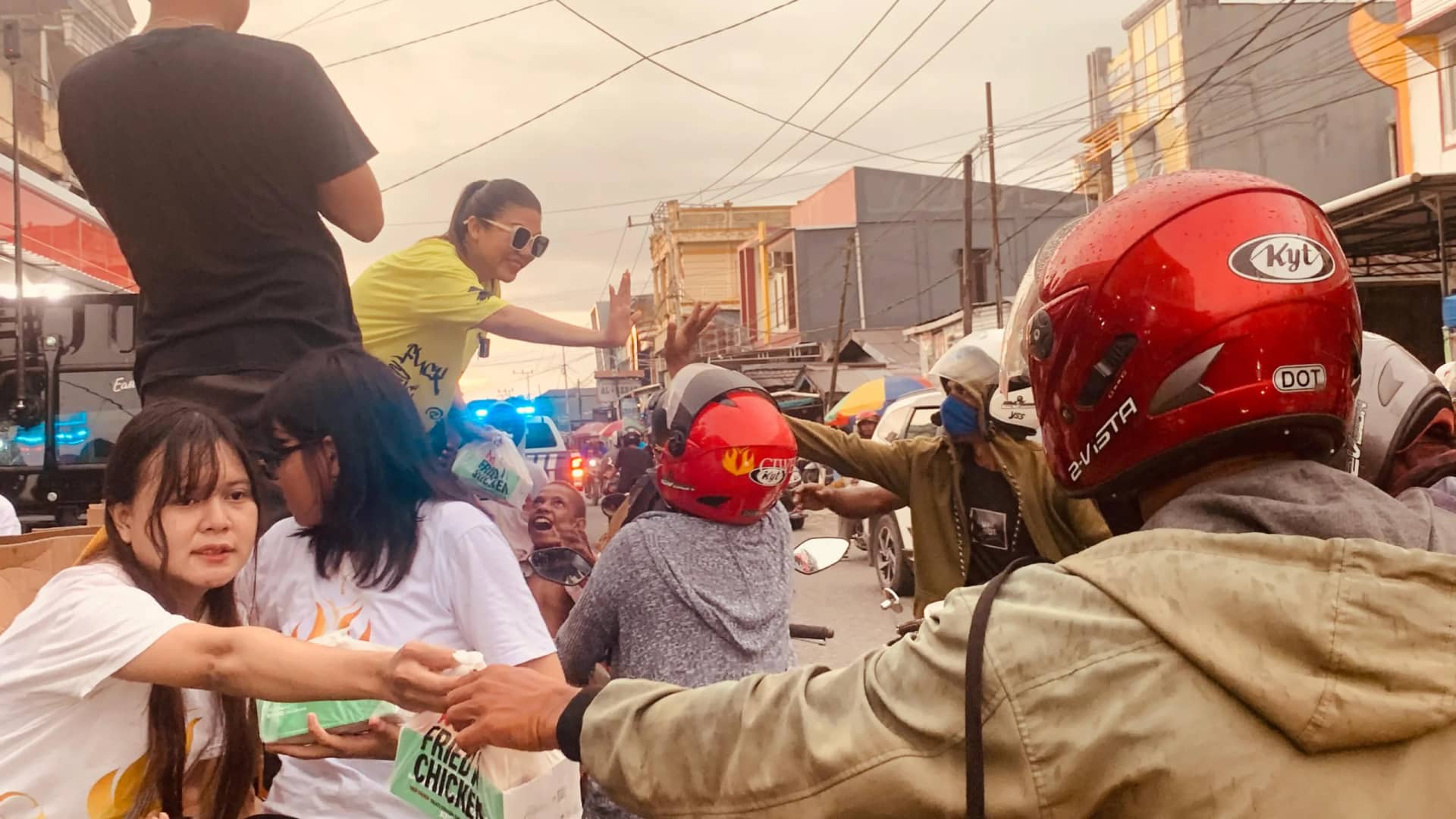 Ilustrasi berita Mimika: Nonis Lain Sibuk War Takjil, Ciwend Malah Bagikan 1.000 Paket Buka Puasa KFC di Jalanan Kota Timika