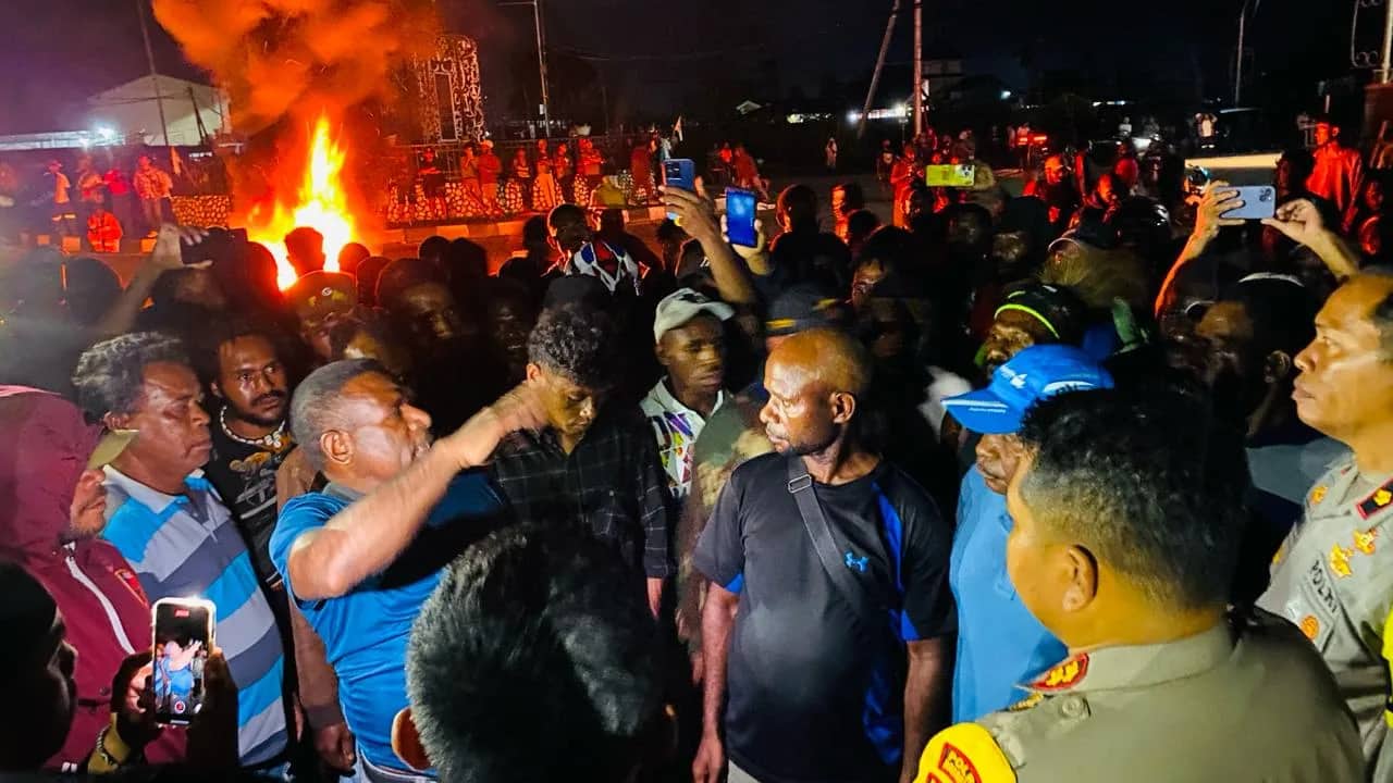 Ilustrasi berita Mimika: Tegas, Kapolres Mimika : Aksi Bakar Ban Saat Pleno Tidak Boleh Terulang