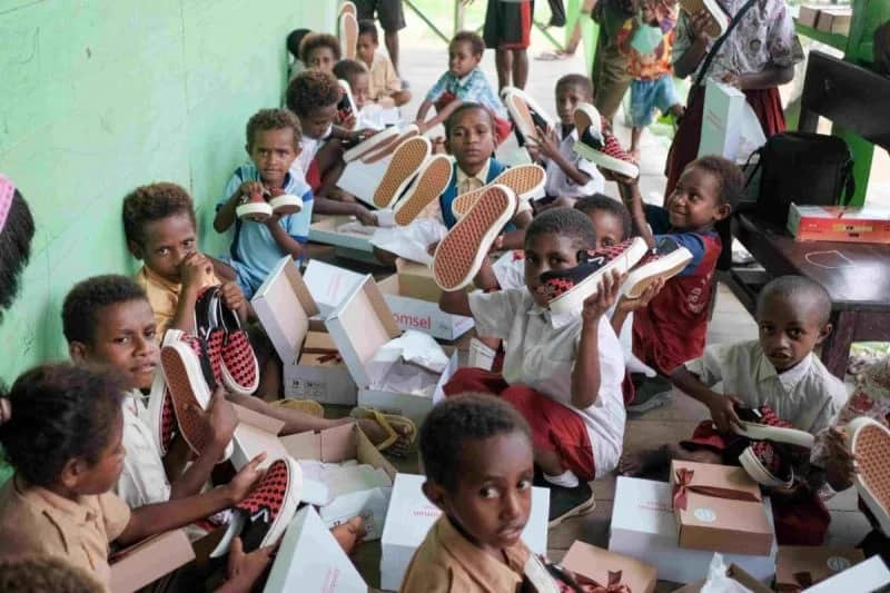 Ilustrasi berita Papua: Empat Sekolah di Timika Dapat Bantuan Sepatu dari Poin Pelanggan Telkomsel