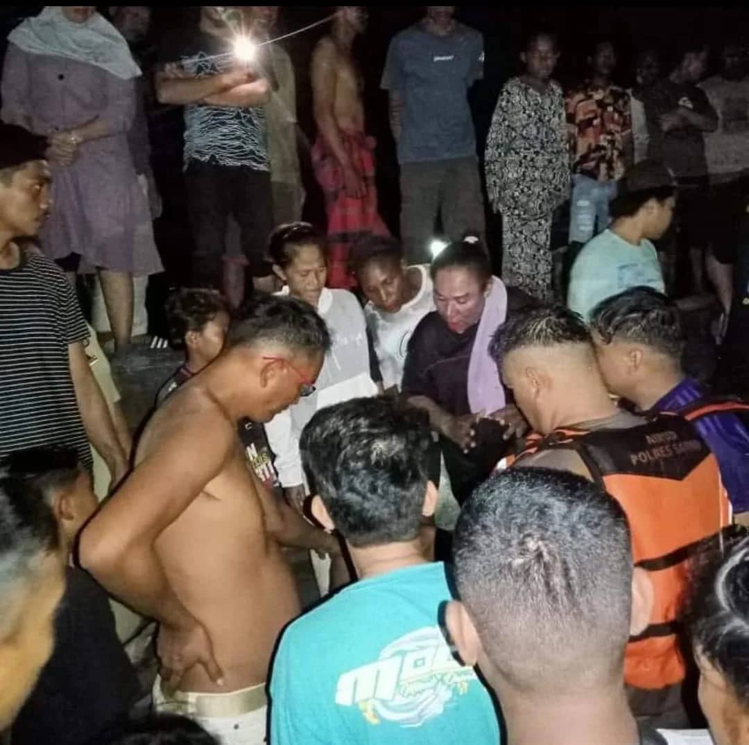 Ilustrasi berita JAYAPURA: Berhasil Selamatkan ABK KLM. Rizky Cahaya Abadi yang Karam, Warga Pantai Kalibagre Sarmi Hilang Terseret Arus