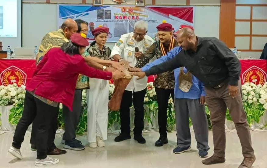 Ilustrasi berita Mimika: Angkat Budaya Kamoro Lewat Buku,Wakil Bupati Mimika John Rettob Apresiasi Gebrakan PMKRI
