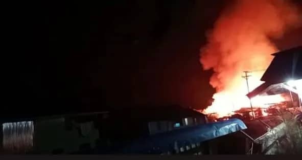 Ilustrasi berita Papua: OPM Bakar 12 Kios dan Lima Unit Bangunan Sekolah YPPGI di Paniai