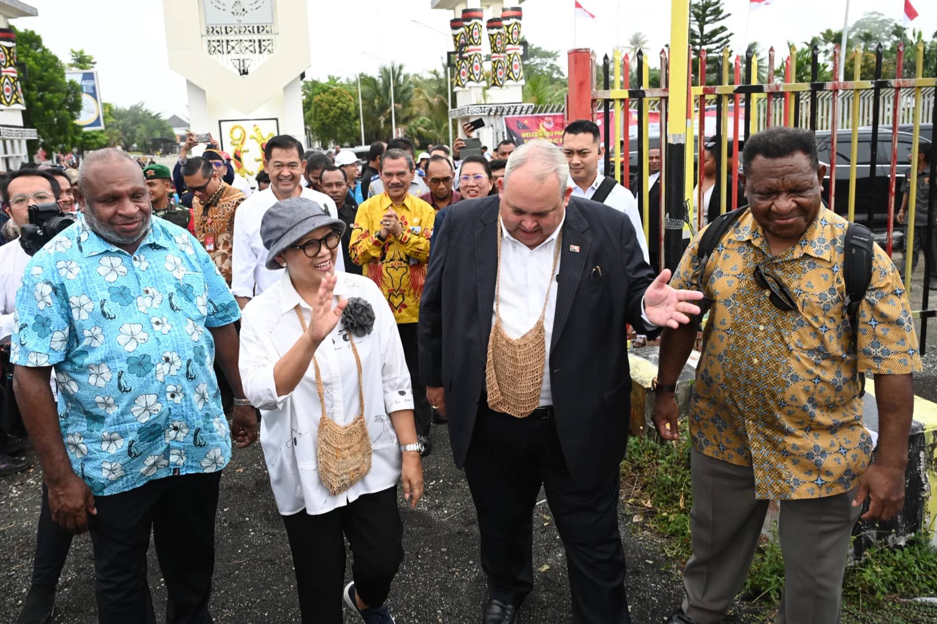 Ilustrasi berita Papua: Menlu RI dan PNG Kunjungi Wutung Primary School yang Direnovasi Pemerintah Indonesia