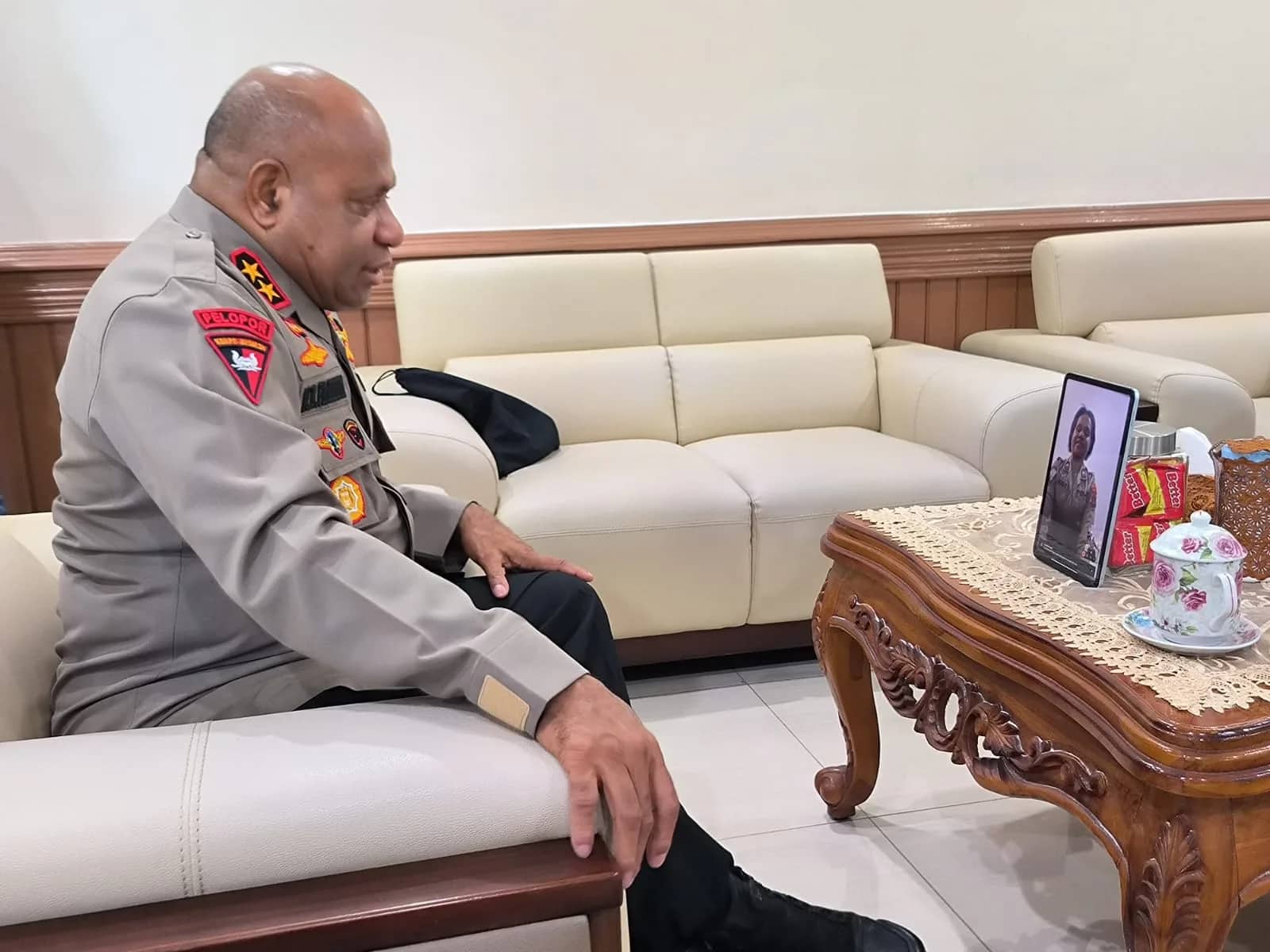 Ilustrasi berita Papua: Kisah Haru Seorang Anak Panti Asuhan Jadi Polwan, Tuhan Menjawab Doa Bripda Lince Hubi Lewat Hati Mulia Seorang Irjen Mathius Fakhiri