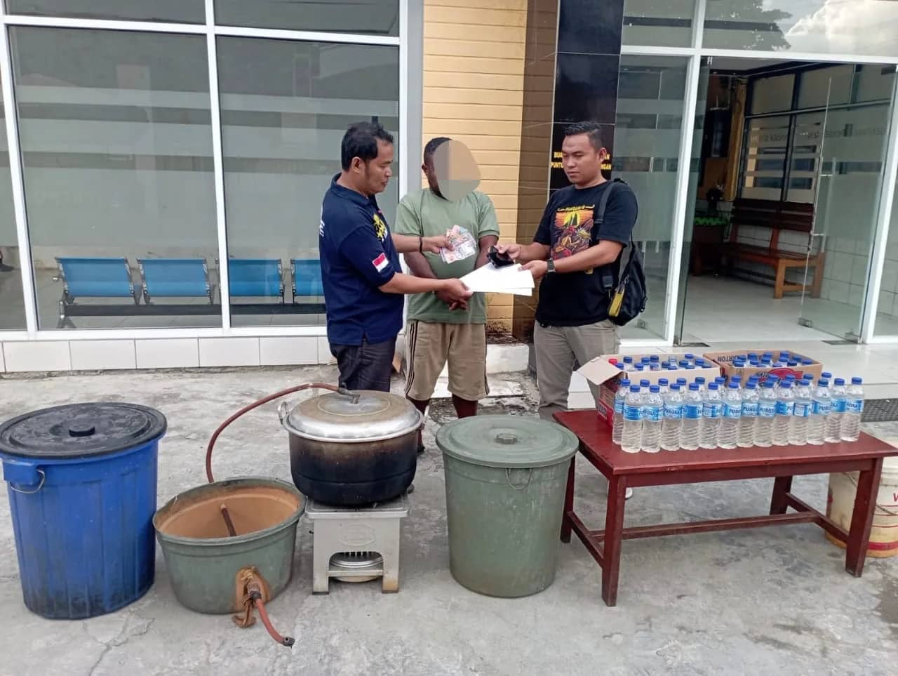 Ilustrasi berita JAYAPURA: Rumah Produksi Miras Oplosan di Sentani Digrebek Polisi, Pelaku Berhasil Ditangkap