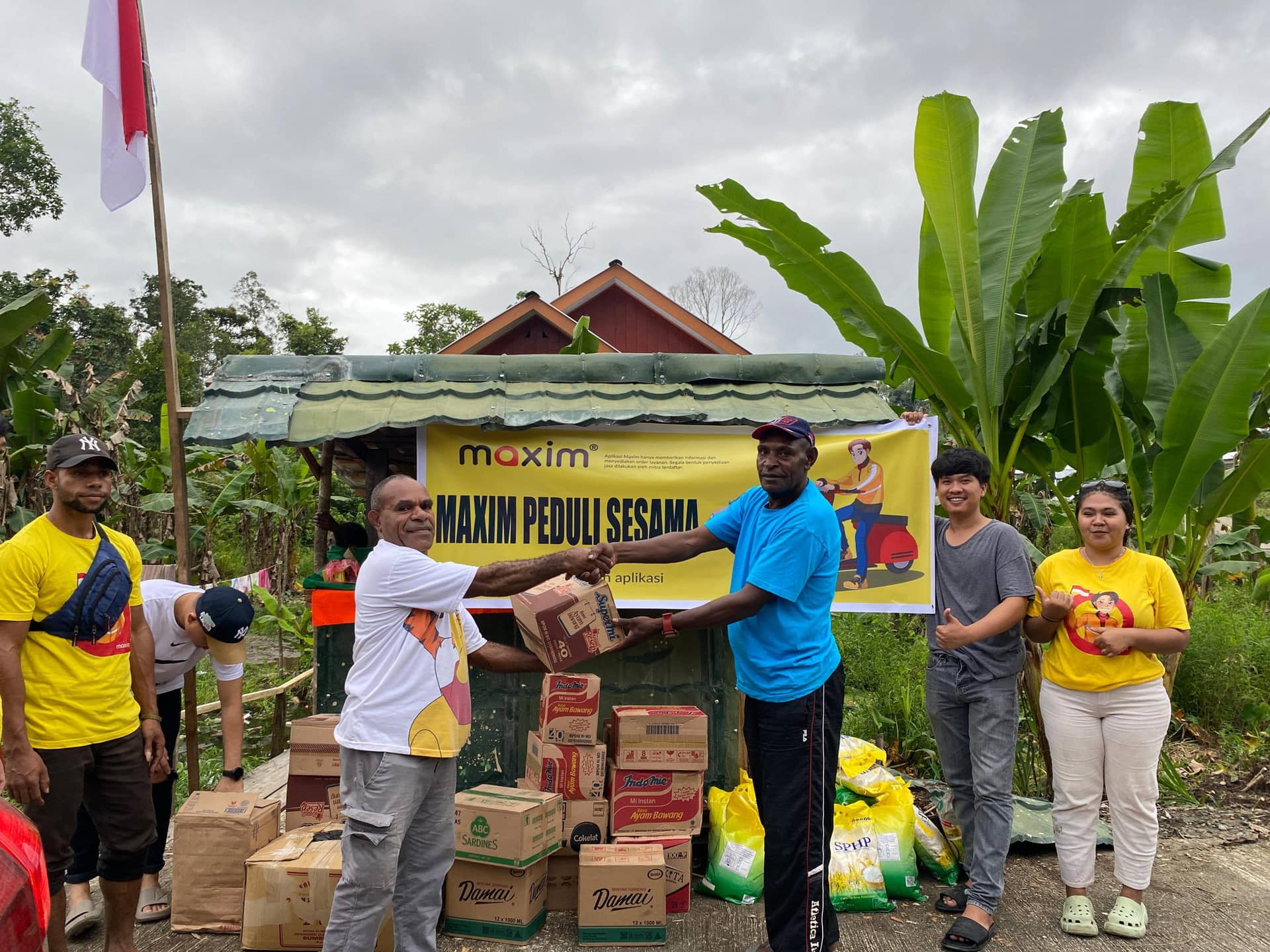 Maxim saat memberikan bantuan sembako kepada masyarakat kampung Mioko