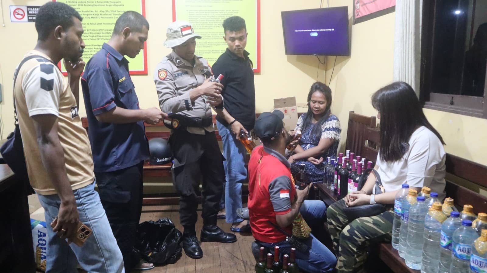Ilustrasi berita Papua: Tingkatkan Razia Jelang Pilkada Serentak 2024, Polres Asmat Sita Puluhan Botol Miras