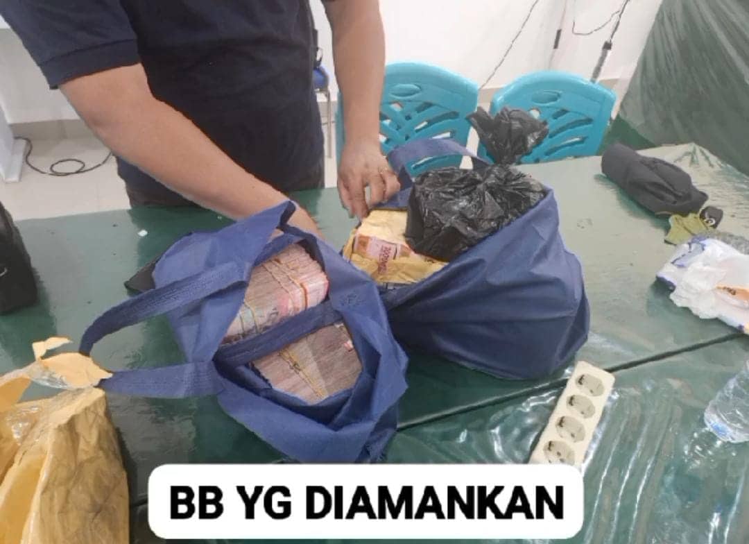 Ilustrasi berita Mimika: Tokoh Amor Minta Warga Stop Pilih Calon Bupati yang Backingi Aksi Bagi-bagi Uang oleh 2 Oknum Wanita yang Ditangkap Gakkumdu