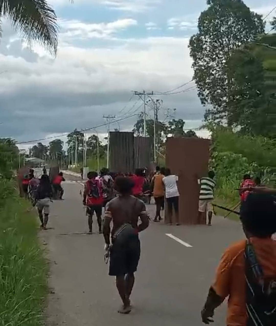 Dua Kelompok warga yang masih bersaudara di Jalan Baru terlihat saling serang