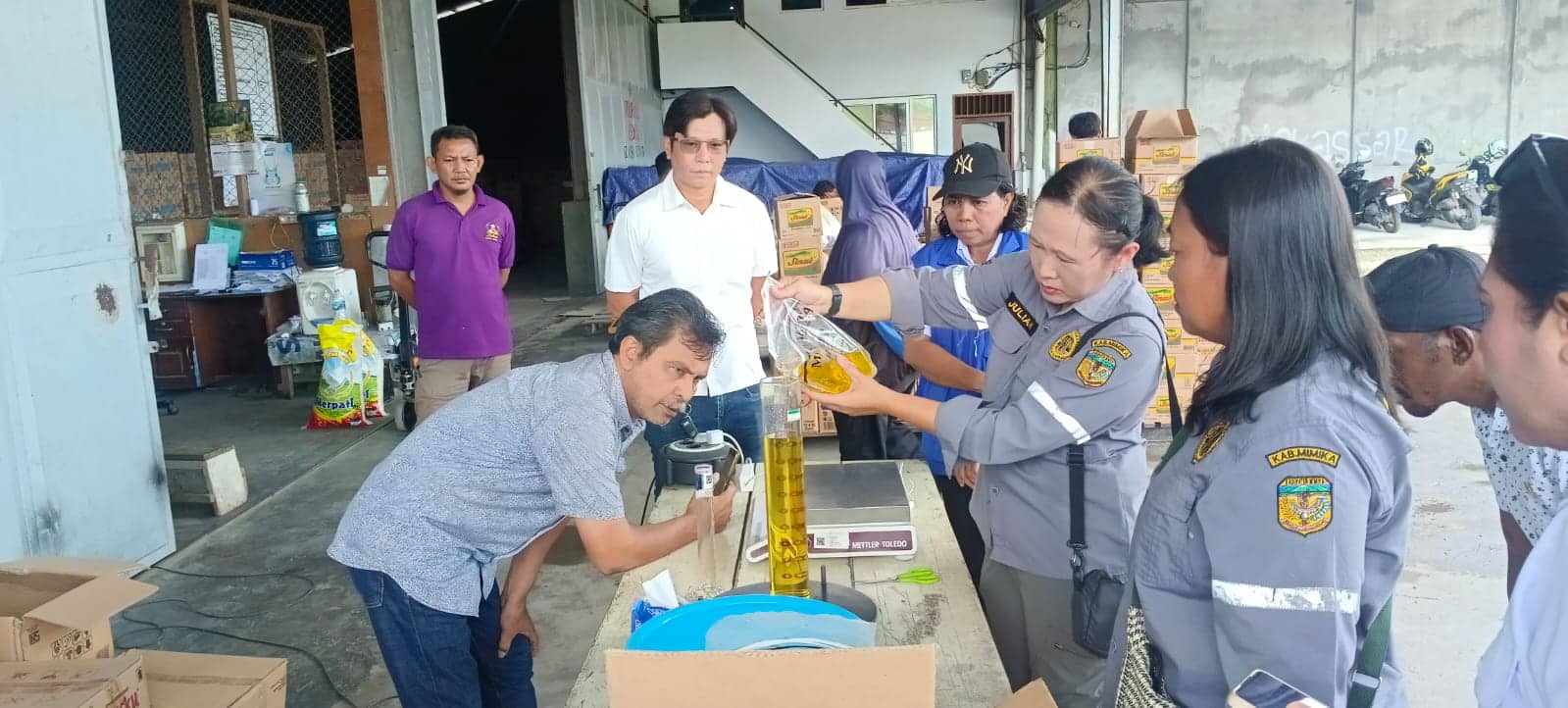 Ilustrasi berita Mimika: Dua Distributor di Timika, Sinarmas dan Fajar Niaga Berjaya Diperiksa Buntut Temuan Ketidaksesuaian Volume Minyak Goreng