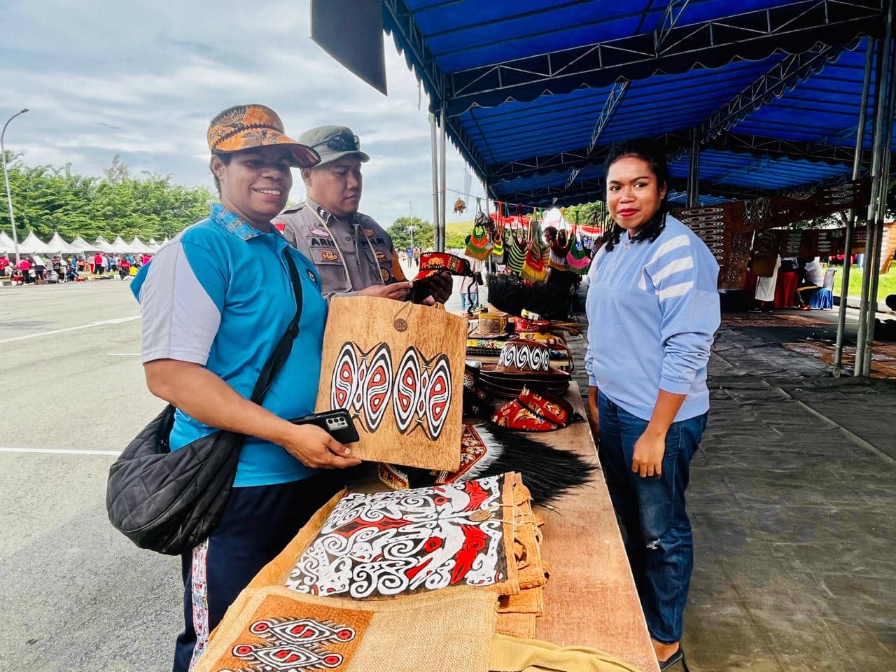 Ilustrasi berita JAYAPURA: Polsek Sentani Timur Bantu Pemasaran Hasil Kerajinan Mama-mama Pengrajin Kulit Kayu di Kampung Asei Besar