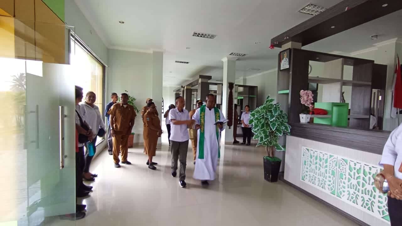 Ilustrasi berita Mimika: Pemberkatan Kantor Dinas Koperasi dan UMKM Mimika, Samuel Yogi Siap Kawal Visi-Misi Bupati