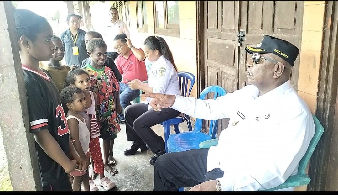 Ilustrasi berita Mimika: Keakraban Bupati Mimika Dengan Anak-anak Kampung Iwaka, Johannes Rettob: Bis Gratis to, Kalau Suruh Bayar Nanti Lapor Bapak