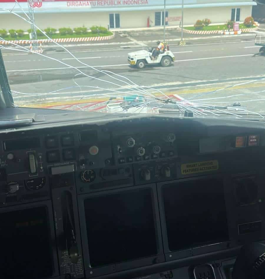 Ilustrasi berita Mimika: Diduga Akibat Korsleting, Pesawat Lion Air JT985 Alami Insiden Kaca Retak di Bandara Mozes Kilangin Timika, Angkut 200 Penumpang