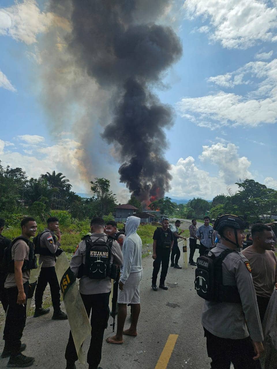 Ilustrasi berita Papua: Polisi Tangani Kasus Kerusuhan di Kabupaten Yalimo, Sejumlah Rumah Warga dan Fasilitas Dibakar