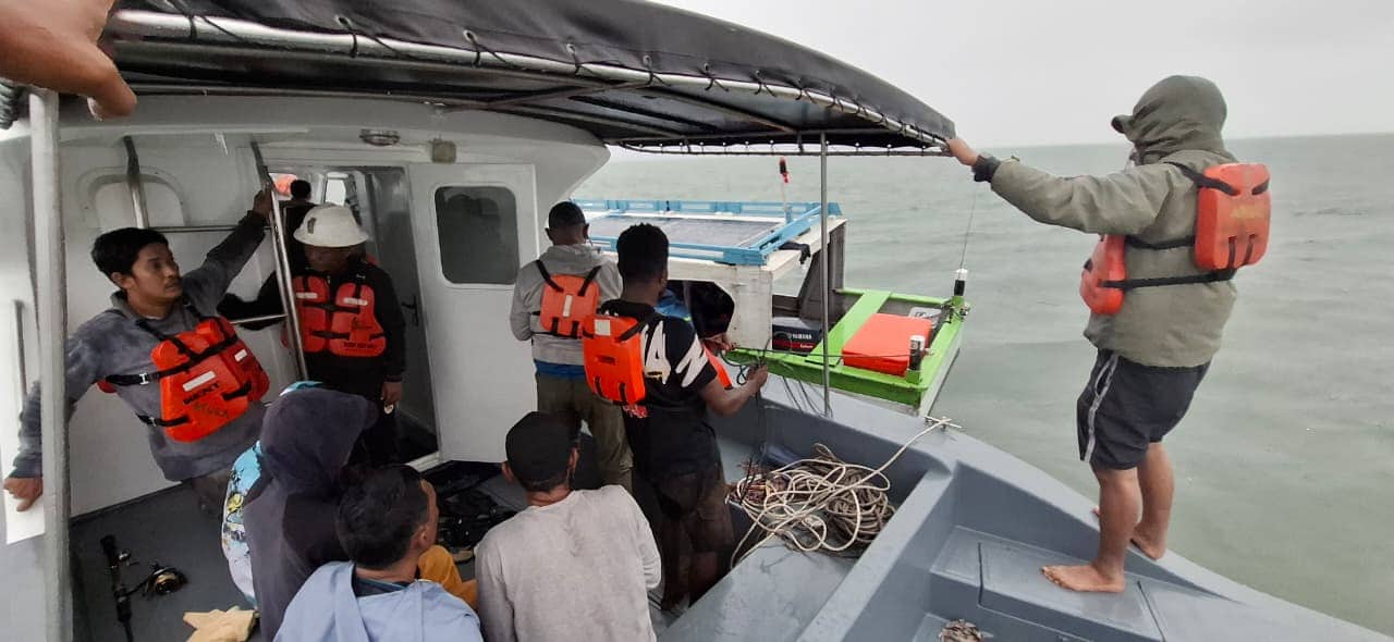 Ilustrasi berita Mimika: Sat Polair Polres Mimika Evakuasi Perahu Pemancing Kehabisan BBM di Muara Kampus Biru
