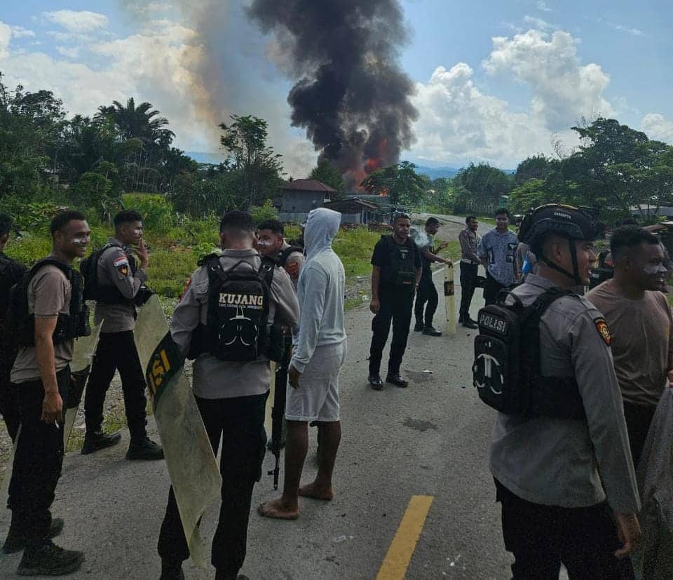 Ilustrasi berita Papua: Lima Anggota TNI dan Polri Terluka, 30 Kios dan Fasilitas Umum Terbakar di Kabupaten Yalimo