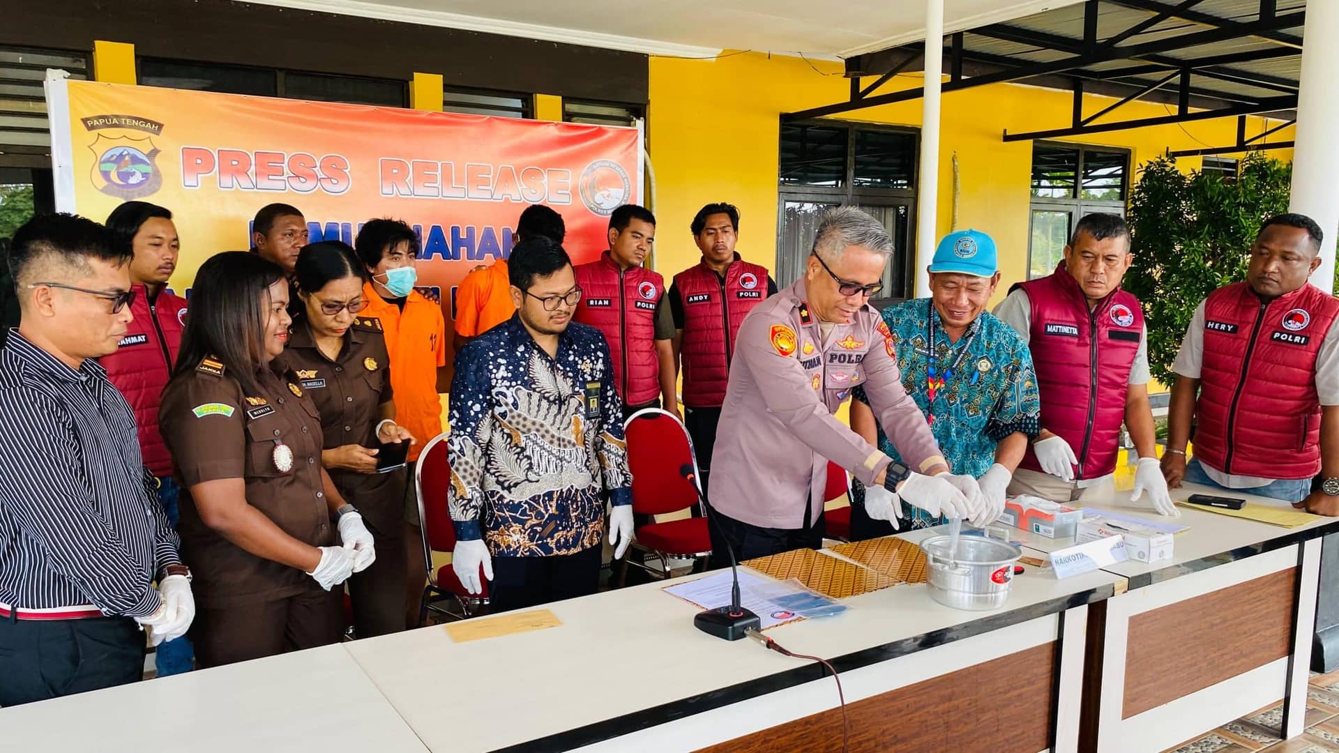 Ilustrasi berita Mimika: Iskandar Bandar Besar Sabu Masih Buron, Polres Mimika Musnahkan 69 Gram Barang Bukti