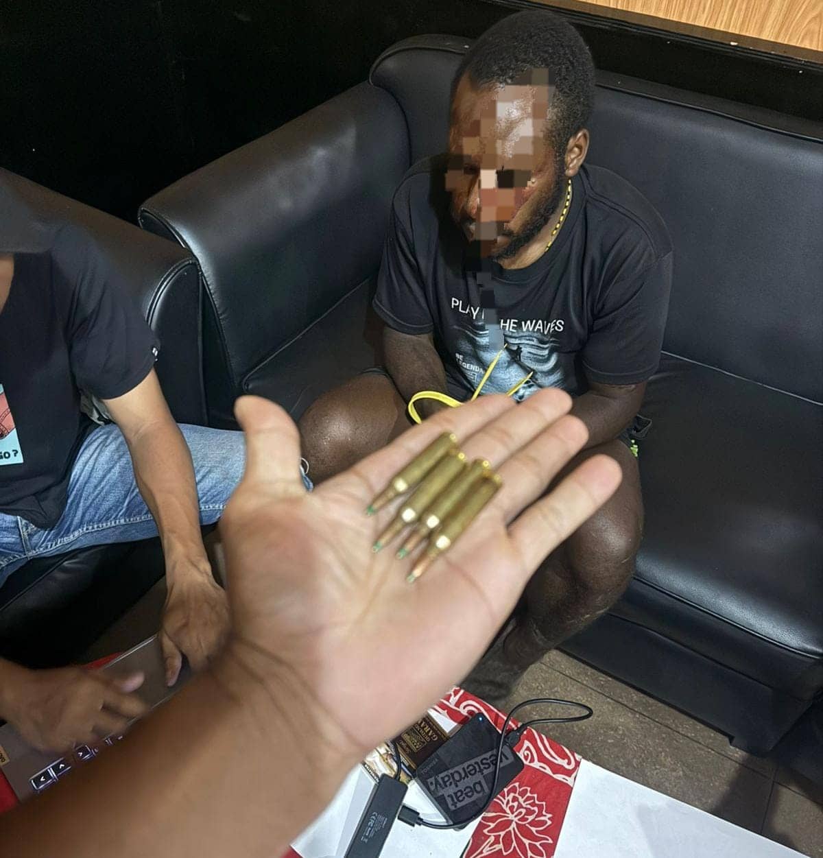 Oknum pembeli beserta barang bukti amunisi