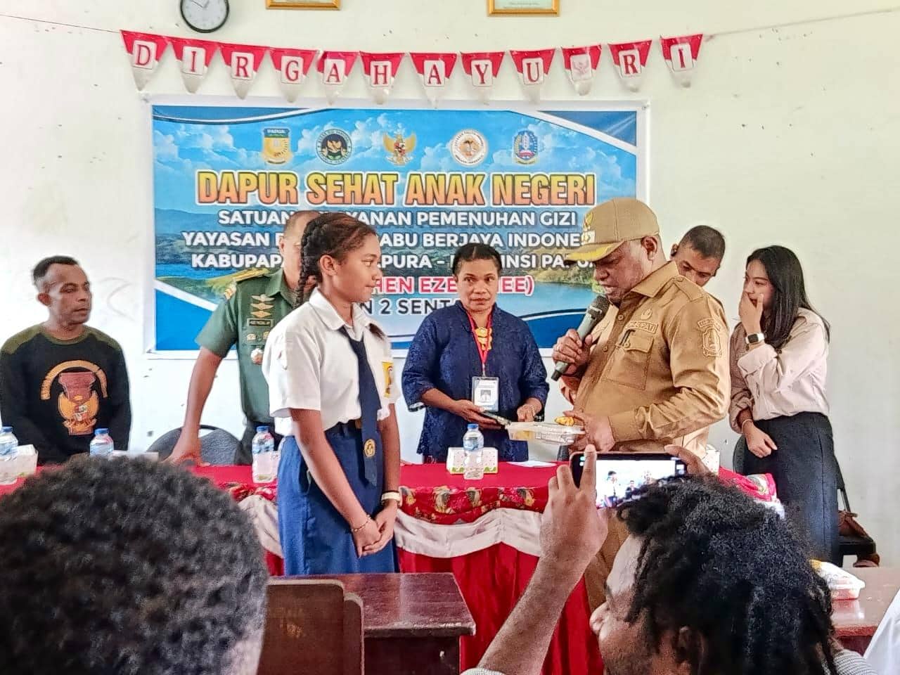 Ilustrasi berita JAYAPURA: Dukung Program Presiden, Wabup Haris Yocku Lihat Langsung Pelaksanaan MBG di SMPN 2 Sentani