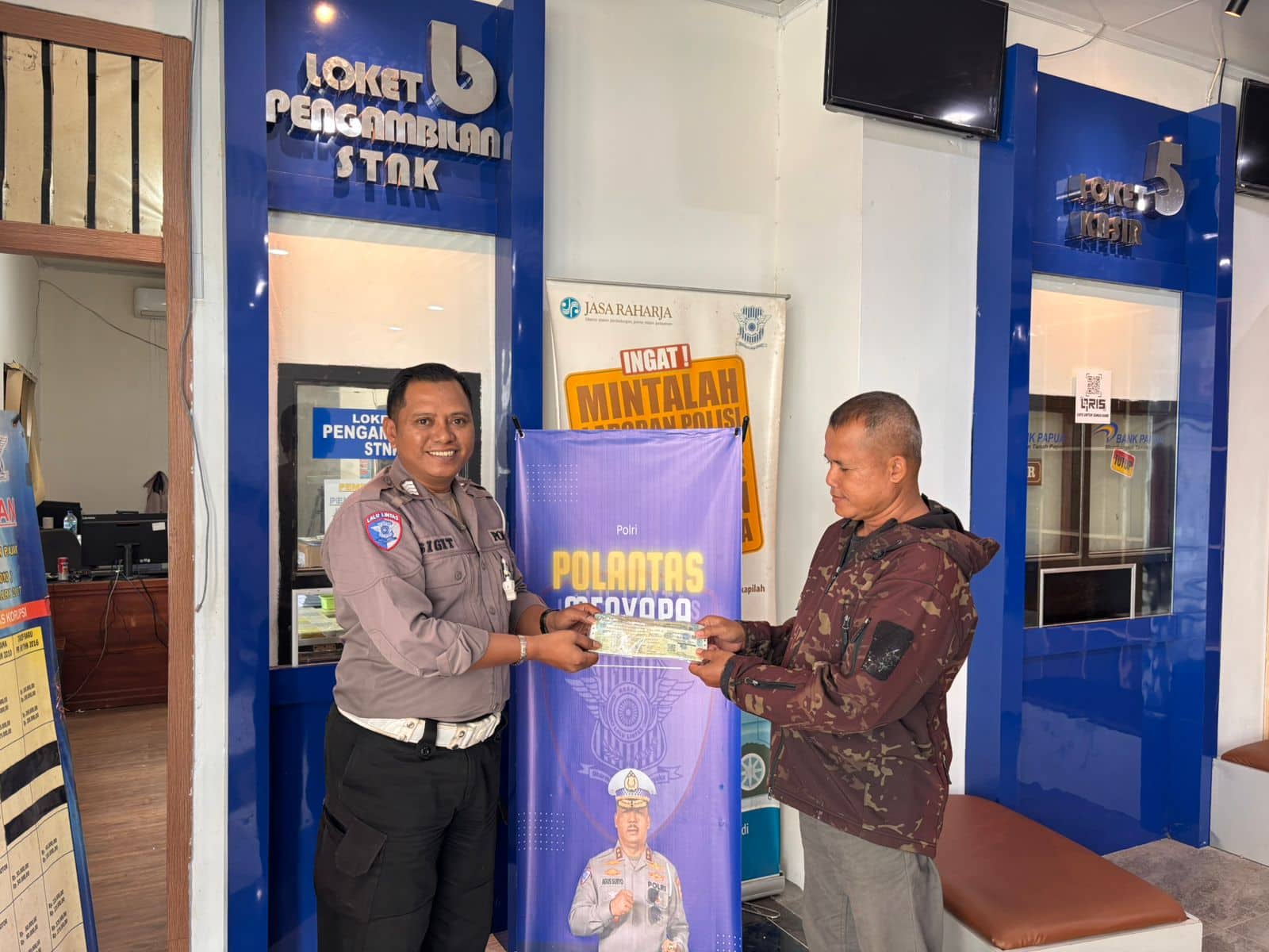 Ilustrasi berita Mimika: Polantas Menyapa, Unit Regident Satlantas Polres Mimika Tingkatkan Pelayanan Publik