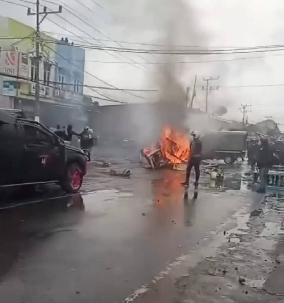 Ilustrasi berita JAYAPURA: Demo Ricuh di Abepura, Mobil Dibakar dan Tiga Orang Terluka