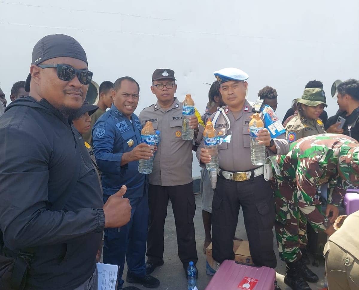 Ilustrasi berita BERITA UTAMA: Personel Gabungan Amankan 157,5 Liter Miras Jenis Sopi dari Penumpang KM Tatamailau