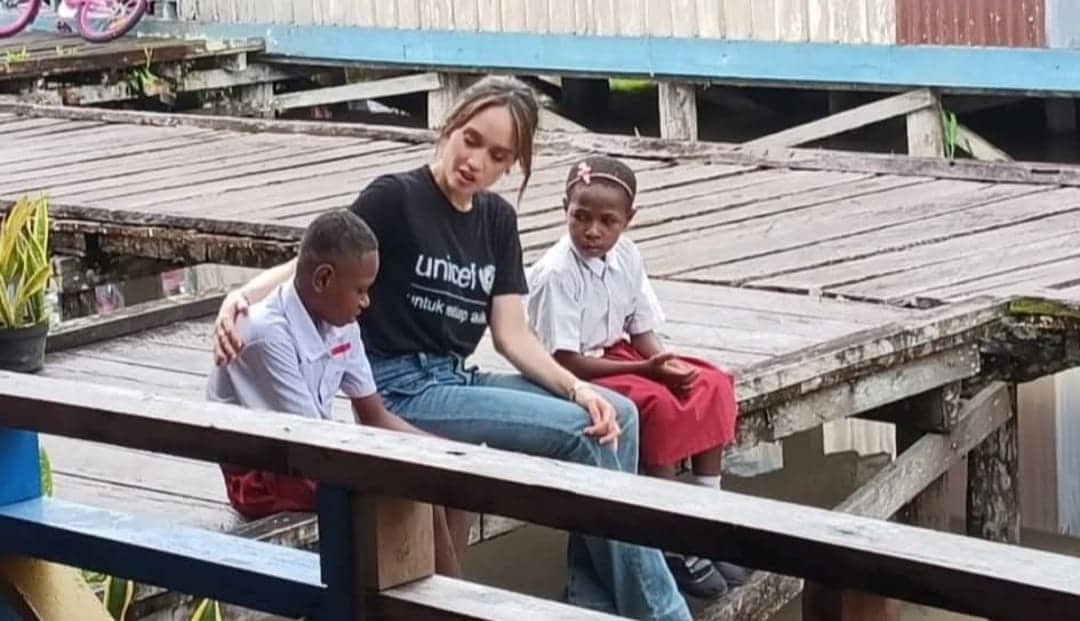 Ilustrasi berita BERITA UTAMA: Kunjungi Agats, Artis Cinta Laura Ajak Anak-Anak Asmat dan SDN Sauti Belajar dengan Cinta