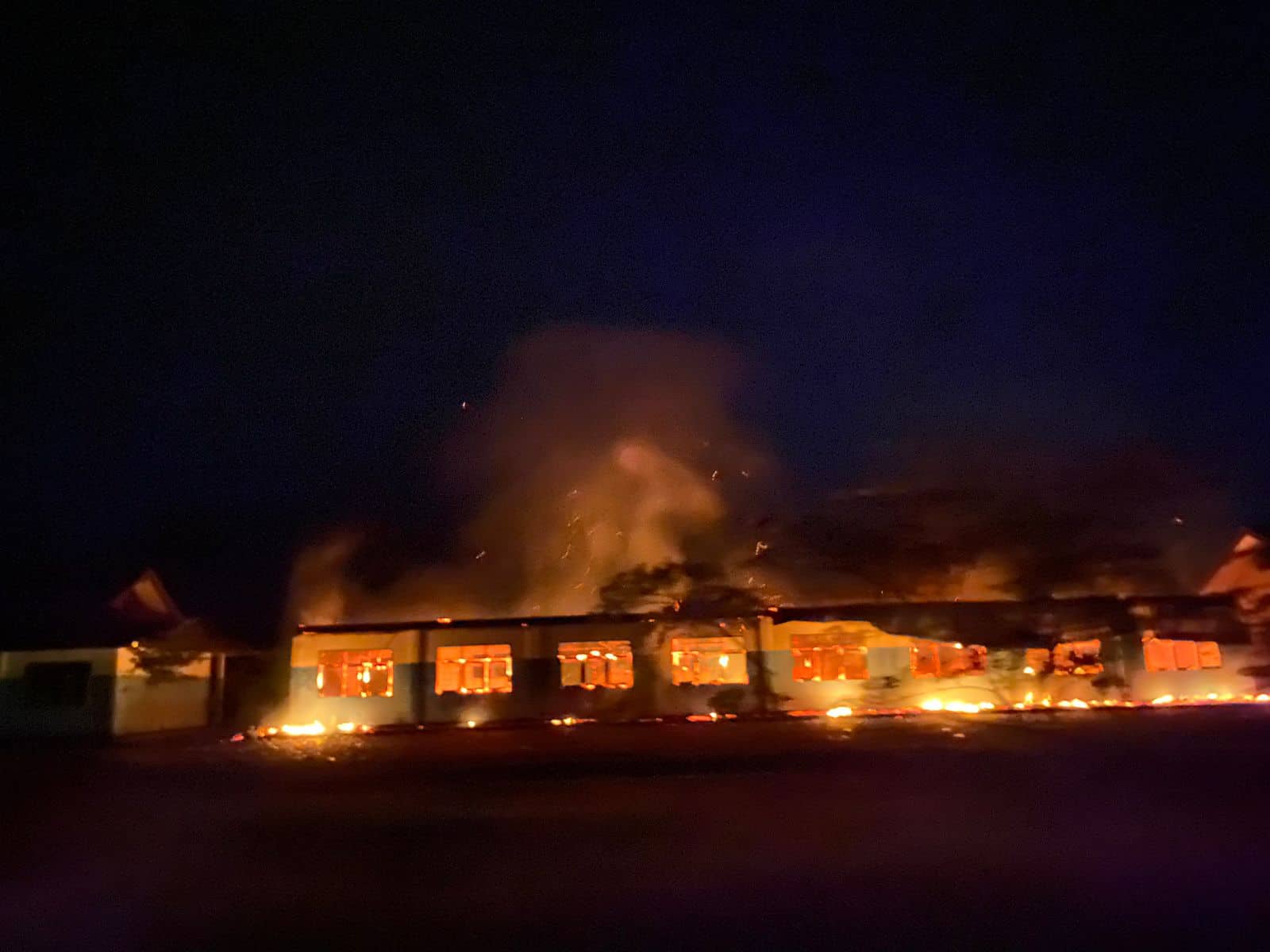 Ilustrasi berita Papua: 4 Ruang Kelas SD YPK Metanoia di Kabupaten Yahukimo Terbakar
