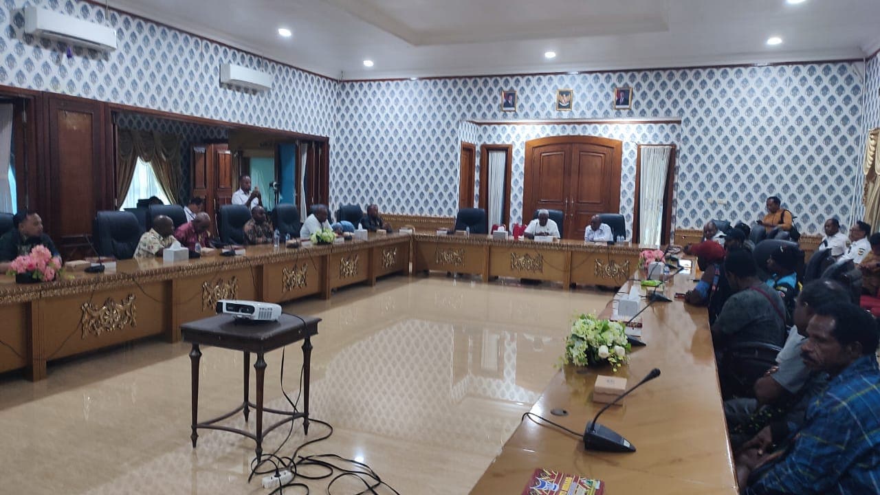 Ilustrasi berita MIMIKA: Gelar Pertemuan Bersama Kubu Newegalen, Bupati Mimika : Ada Itikad Perdamaian, Kita akan Pertemukan Kedua Pihak