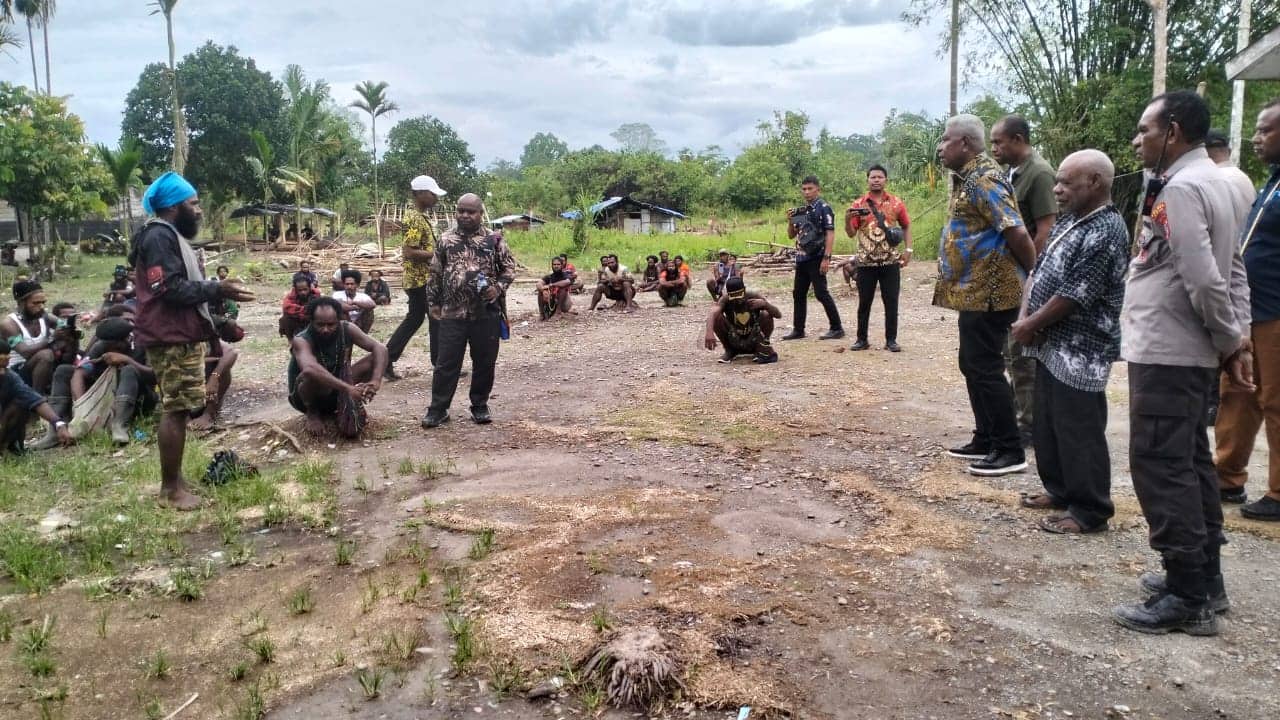 Ilustrasi berita Mimika: Hari Ini Dua Kubu di Kwamki Narama Bertemu di Pendopo Kabupaten Mimika, Bupati Rettob Optimis Perdamaian Segera Terwujud