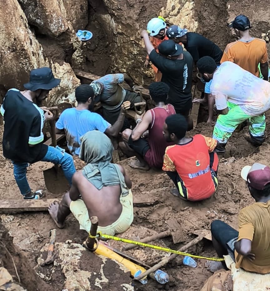 Ilustrasi berita Jayapura: Evakuasi Korban Tertimbun Longsor di Lokasi Dulang Emas di Batu Gajah Putih Jayapura Terkendala Material Sedalam 7 Meter