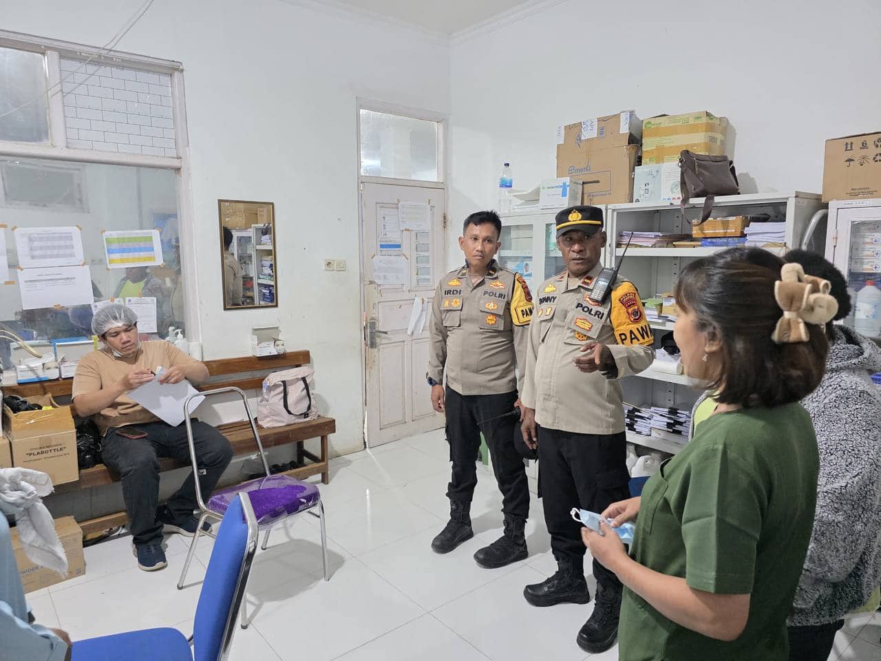 Ilustrasi berita Kesehatan: Dokter dan Perawat Jaga Dipukul Keluarga Pasien, IGD RSUD Yowari Ditutup