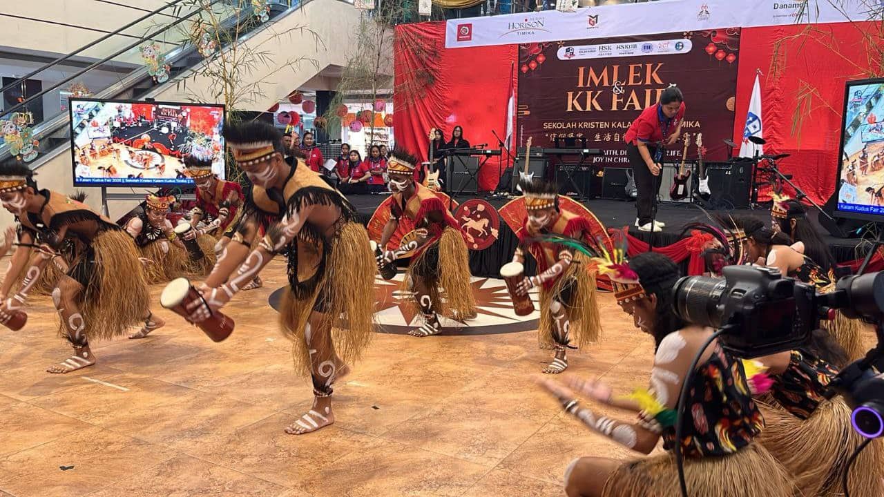Ilustrasi berita Mimika: Tarian Papua hingga Barongsai Ramaikan KK Fair di Mall Diana Timika, Siswa Kalam Kudus Tampilkan 20 Pentas