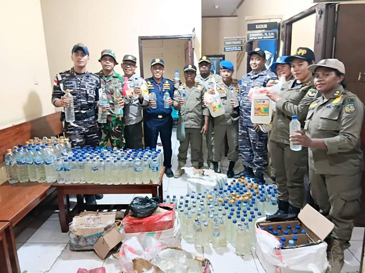 Ilustrasi berita Mimika: Sweeping Gabungan di Atas Kapal KM Sirimau, Petugas Amankan 280 Liter Miras Sopi di Pelabuhan Pomako