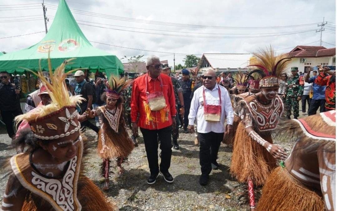 Ilustrasi berita MIMIKA: Jejak Perjalanan Bupati dan Wabup Mimika : 6 Bulan Pertama Fokus Pembenahan Birokrasi, Pelayanan dan Infrastruktur Dasar