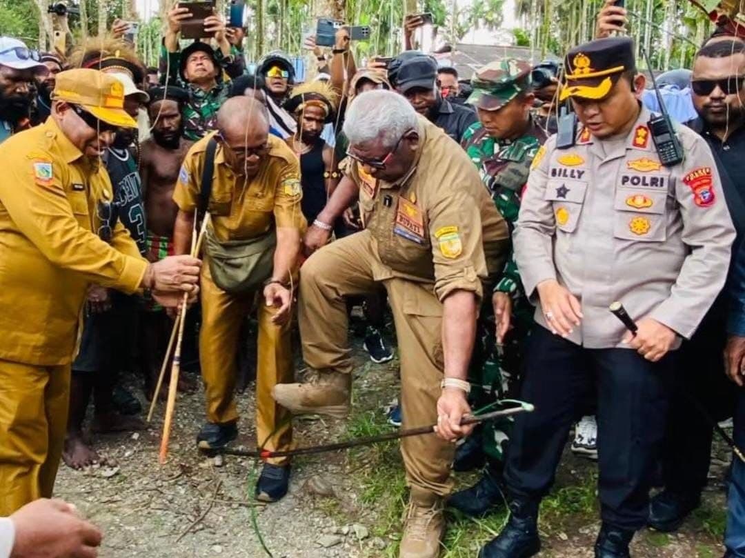 Ilustrasi berita MIMIKA: 6 Bulan Kedua Kepemimpinan John Rettob - Emanuel Kemong: Kinerja Pemerintahan dan Penyelesaian Konflik Jadi Prioritas