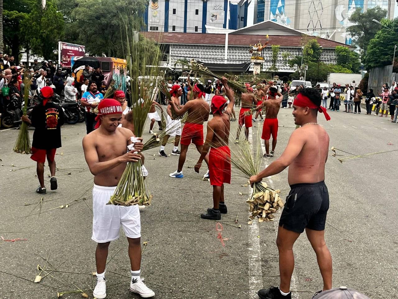 Ilustrasi berita Papua: Warga Maluku di Jayapura Gelar Tradisi Pukul Sapu Meriahkan Perayaan 7 Syawal