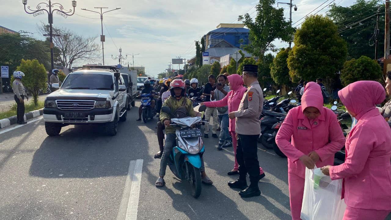Ilustrasi berita Mimika: Polres Mimika Berbagi Takjil Kepada Pengguna Jalan dan Umat Lain di Ruas Jalan Cenderawasih