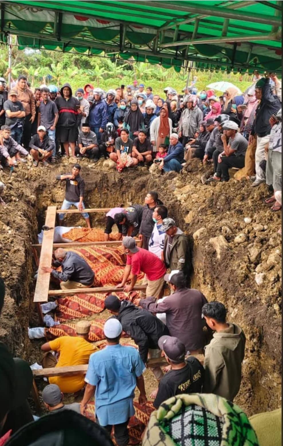 Ilustrasi berita BERITA UTAMA: Jadi Korban Kebakaran di Wamena, Suami, Istri dan 4 Anaknya Dimakamkan dalam Satu Liang Lahat