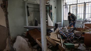 Pria Iran Luka dan Rumah Hancur Tawar Makan kepada Jurnalis, Viral di Media Sosial
