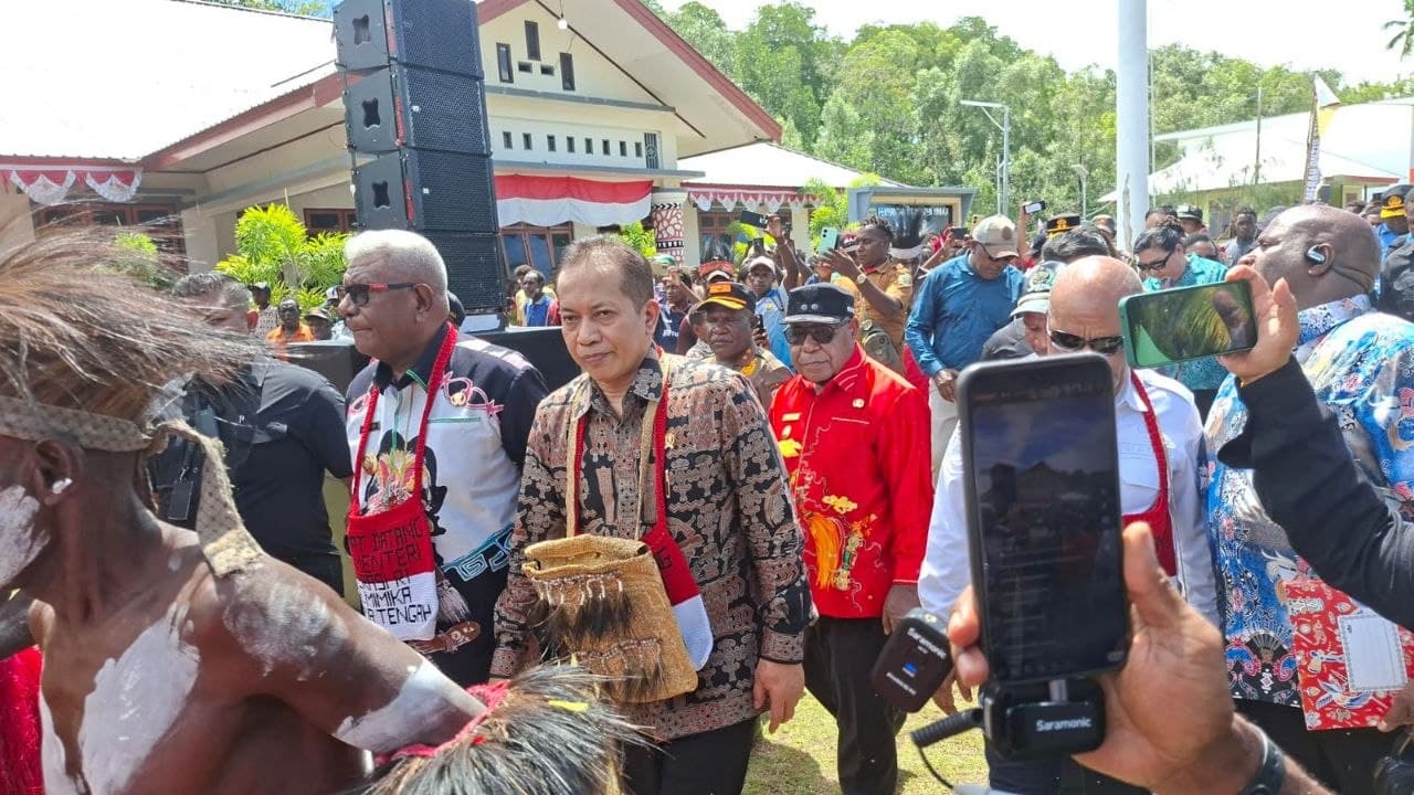 Ilustrasi berita MIMIKA: “Pancing” Menteri Koperasi Agar Bisa Kembali ke Timika, Bupati John Rettob Ajak Mancing Ikan Purba di Atuka