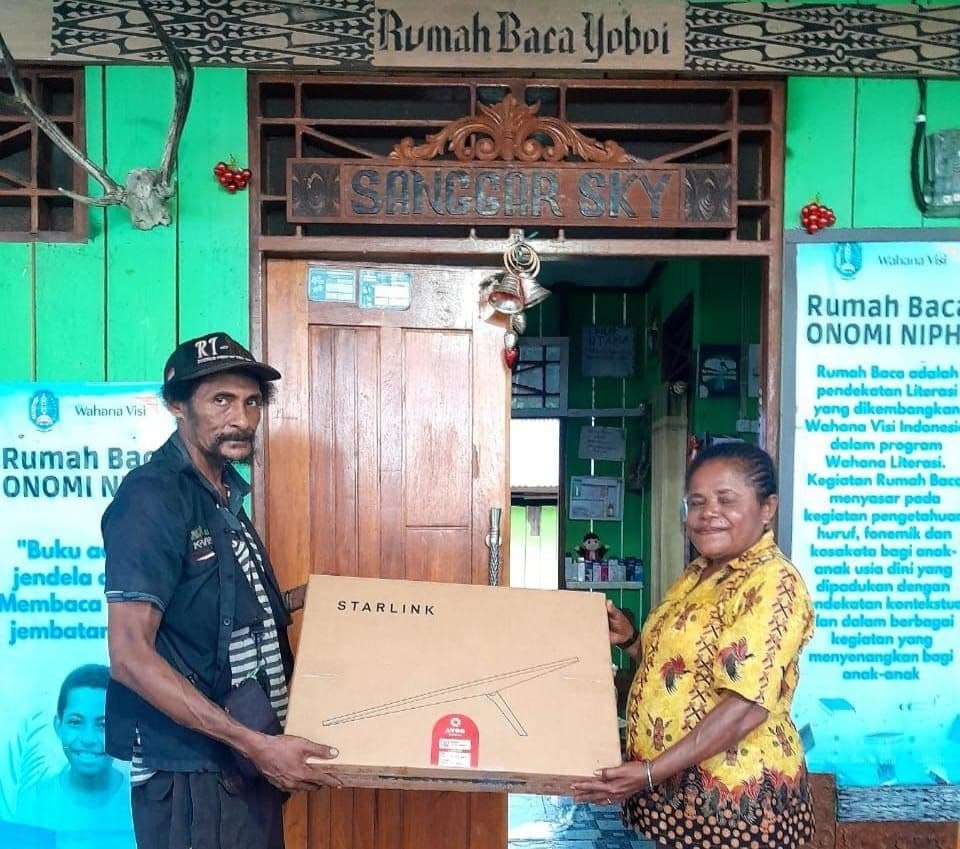 Ilustrasi berita NASIONAL: Gubernur Papua Berikan Bantuan Internet Satelit Starlink untuk Rumah Baca Kampung Yoboi Sentani