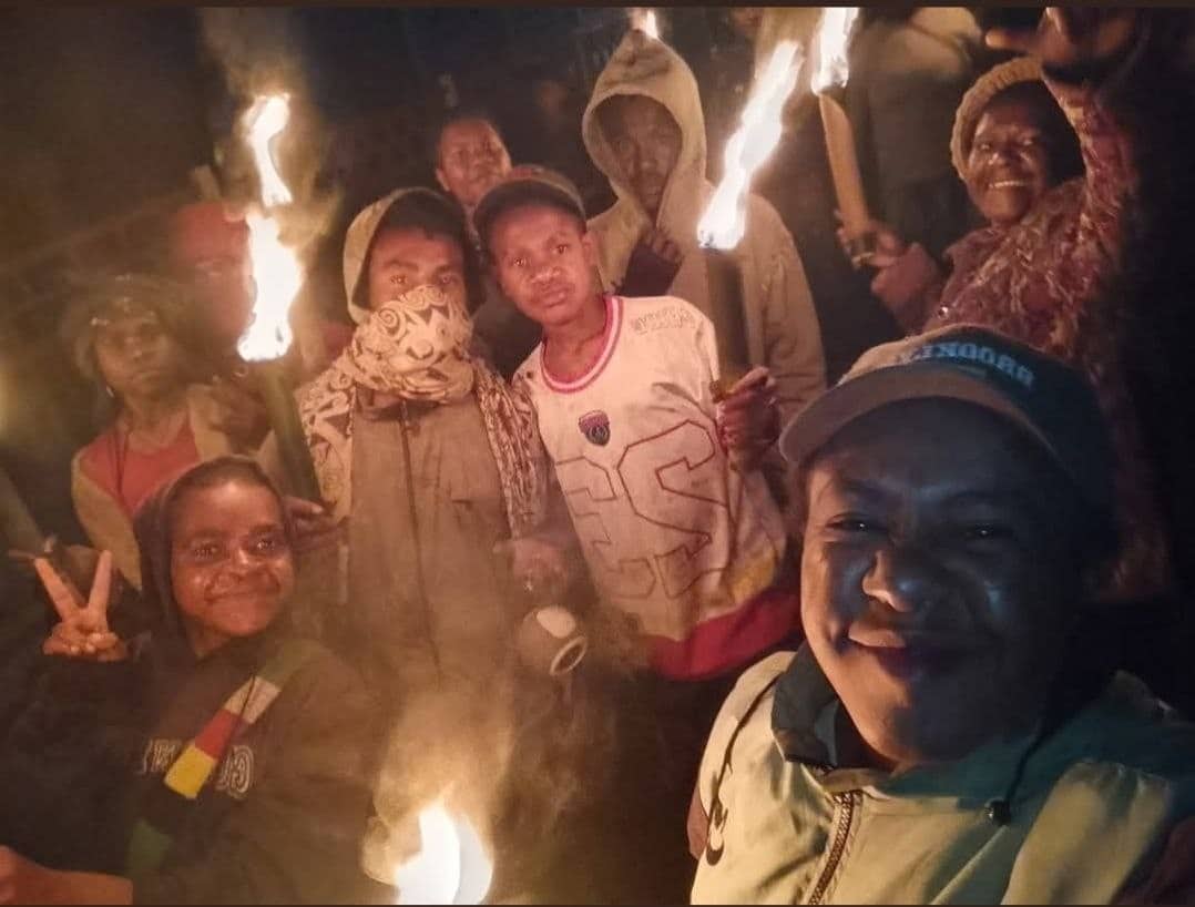 Ilustrasi berita Papua: Di Tengah Situasi Dogiyai yang Belum Kondusif, Jemaat Kalvari Digikotu Tetap Gelar Pawai Obor Paskah