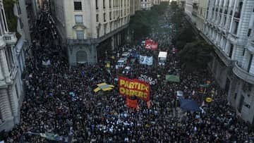 Ilustrasi berita Internasional: Ratusan Ribu Warga Argentina Demo Tolak Pemotongan Anggaran Pendidikan