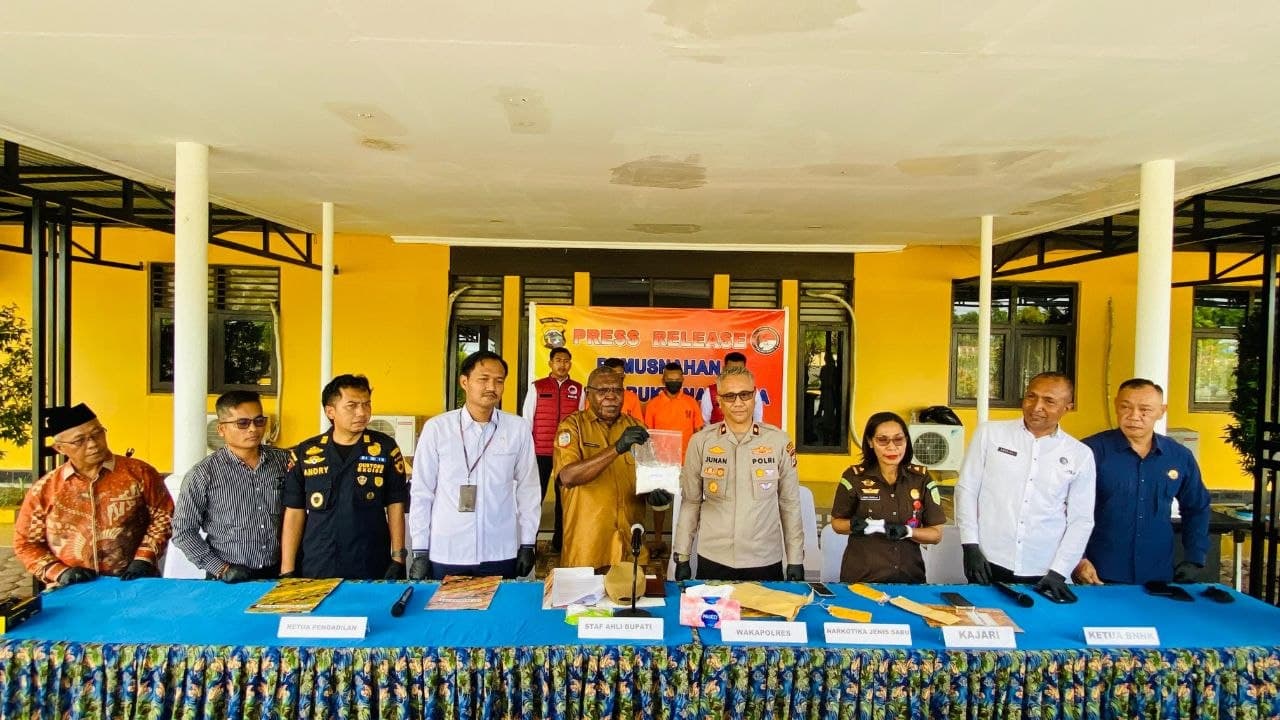 Ilustrasi berita MIMIKA: Polres Mimika Musnahkan Sabu-Sabu Senilai Rp 1,05 Miliar, Matruji Bandar Besar asal Madura Masih DPO