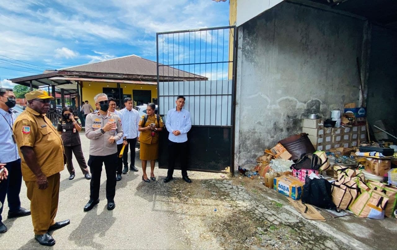 Ilustrasi berita MIMIKA: Polres Mimika Amankan 2 Ton Miras Lokal, Siap Dimusnahkan Kapolda Papua Tengah